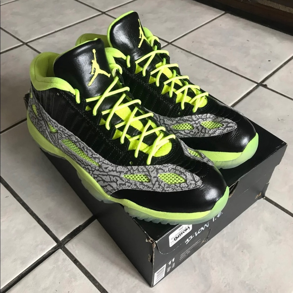 SOLD Air Jordan 11 Low IE Custom